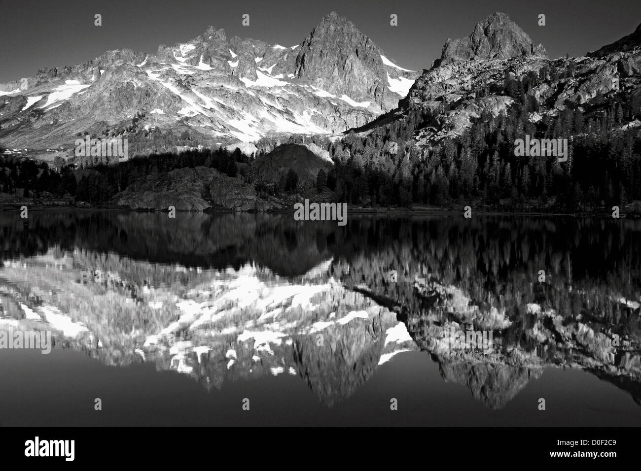 I minareti con il Monte Ritter e Banner Peak riflettendo in Ediza Lake in Ansel Adams Wilderness, California. Foto Stock