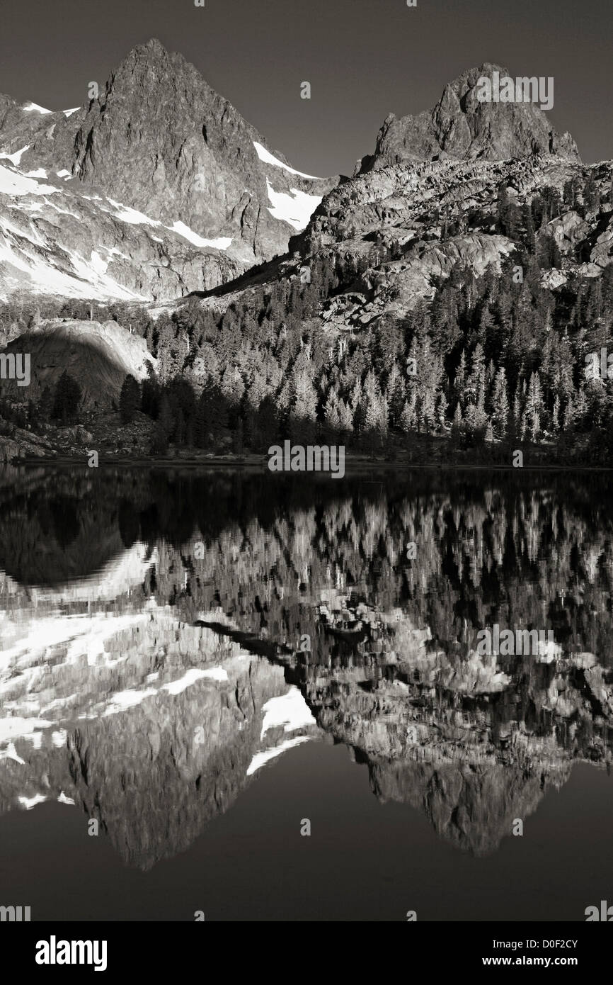 Picco di banner e il Monte Ritter riflettendo in Ediza Lake in Ansel Adams Wilderness, California. Foto Stock