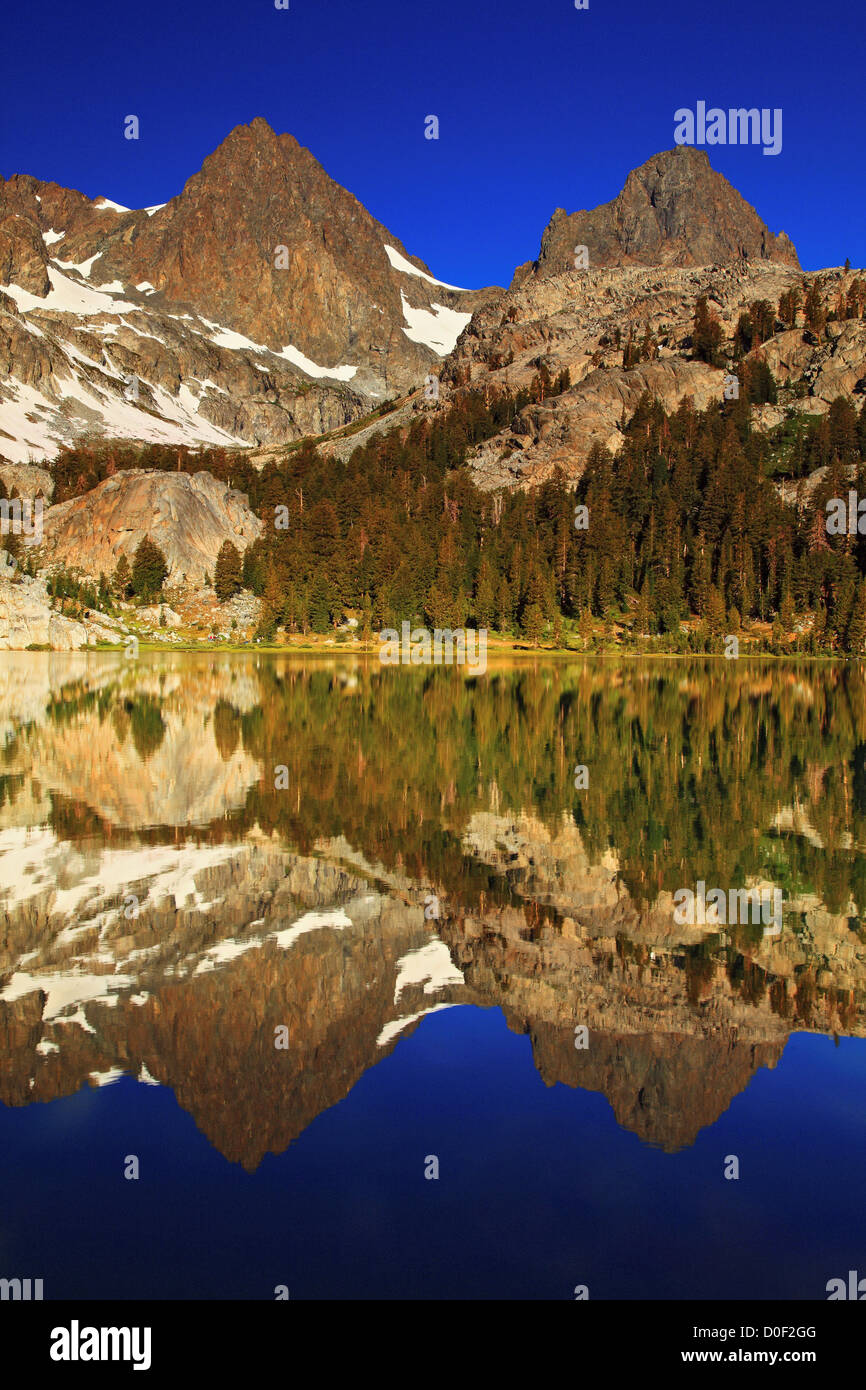 Picco di banner e il Monte Ritter riflettendo in Ediza Lake in Ansel Adams Wilderness, California. Foto Stock