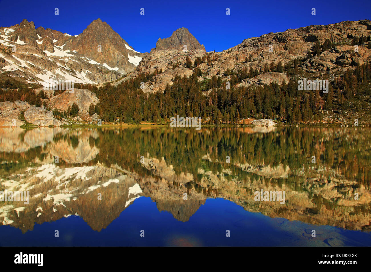 Picco di banner e il Monte Ritter riflettendo in Ediza Lake in Ansel Adams Wilderness, California. Foto Stock