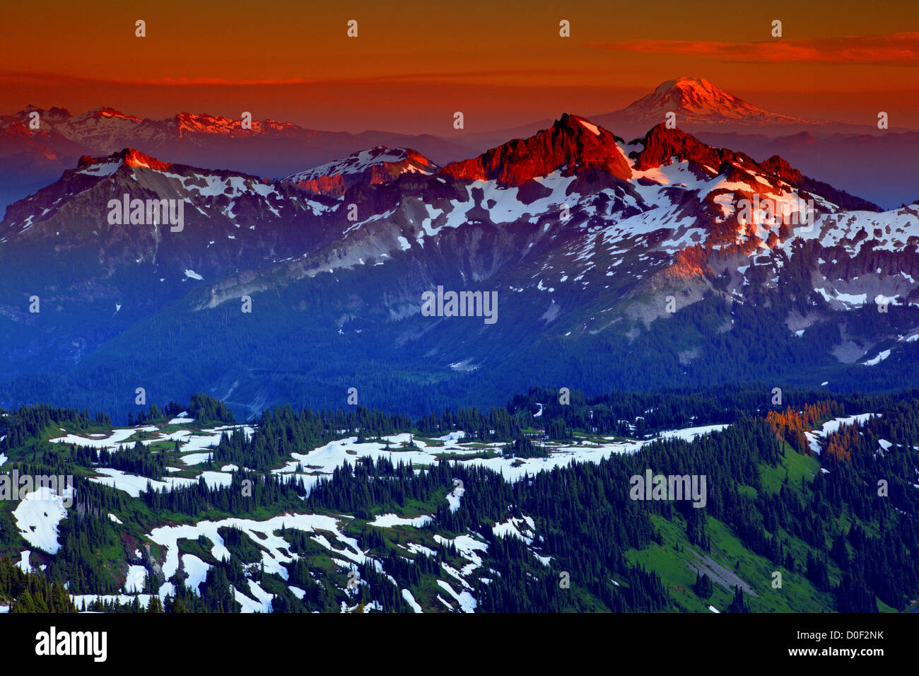 Tramonto dal punto panoramico con la gamma Tatoosh, Il Monte Adams e le rocce di capra, da Mount Rainier National Park, Washington Foto Stock