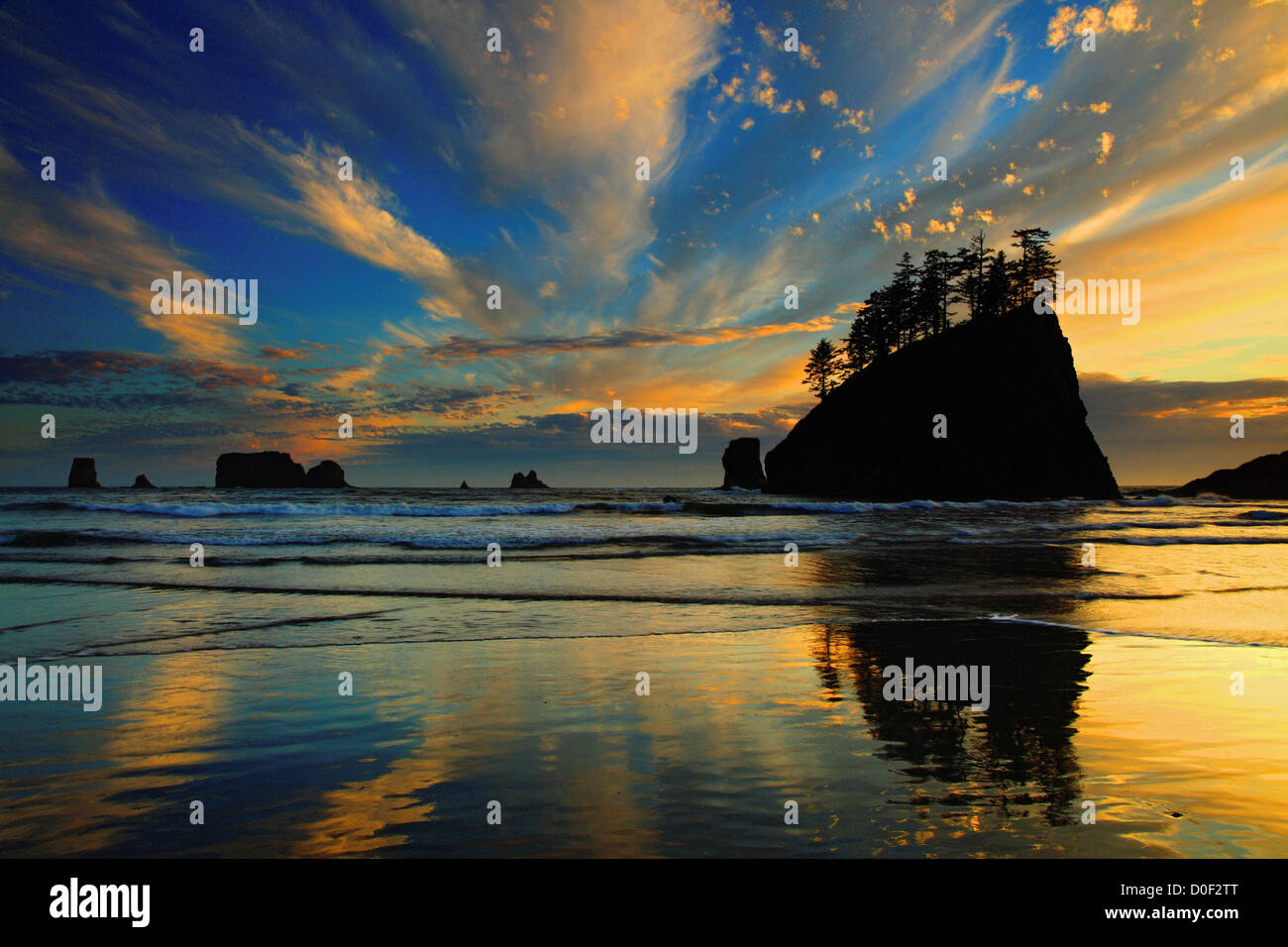 Sunset Seconda Spiaggia seastacks nel Parco Nazionale di Olympic, Washington. Foto Stock