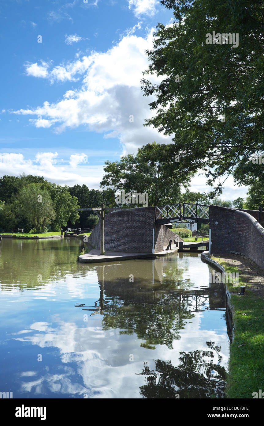 Riflessioni a Kingswood svincolo a Stratford upon Avon Canal, Warwickshire, Inghilterra, Regno Unito Foto Stock