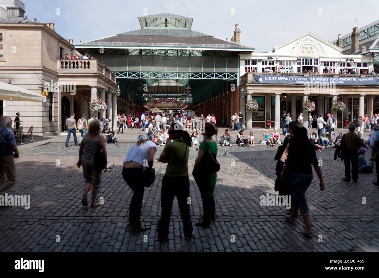 Nel cuore di Covent Garden si trova Piazza Mercato di Covent Garden, progettato dal famoso architetto inglese Inigo Jones Foto Stock
