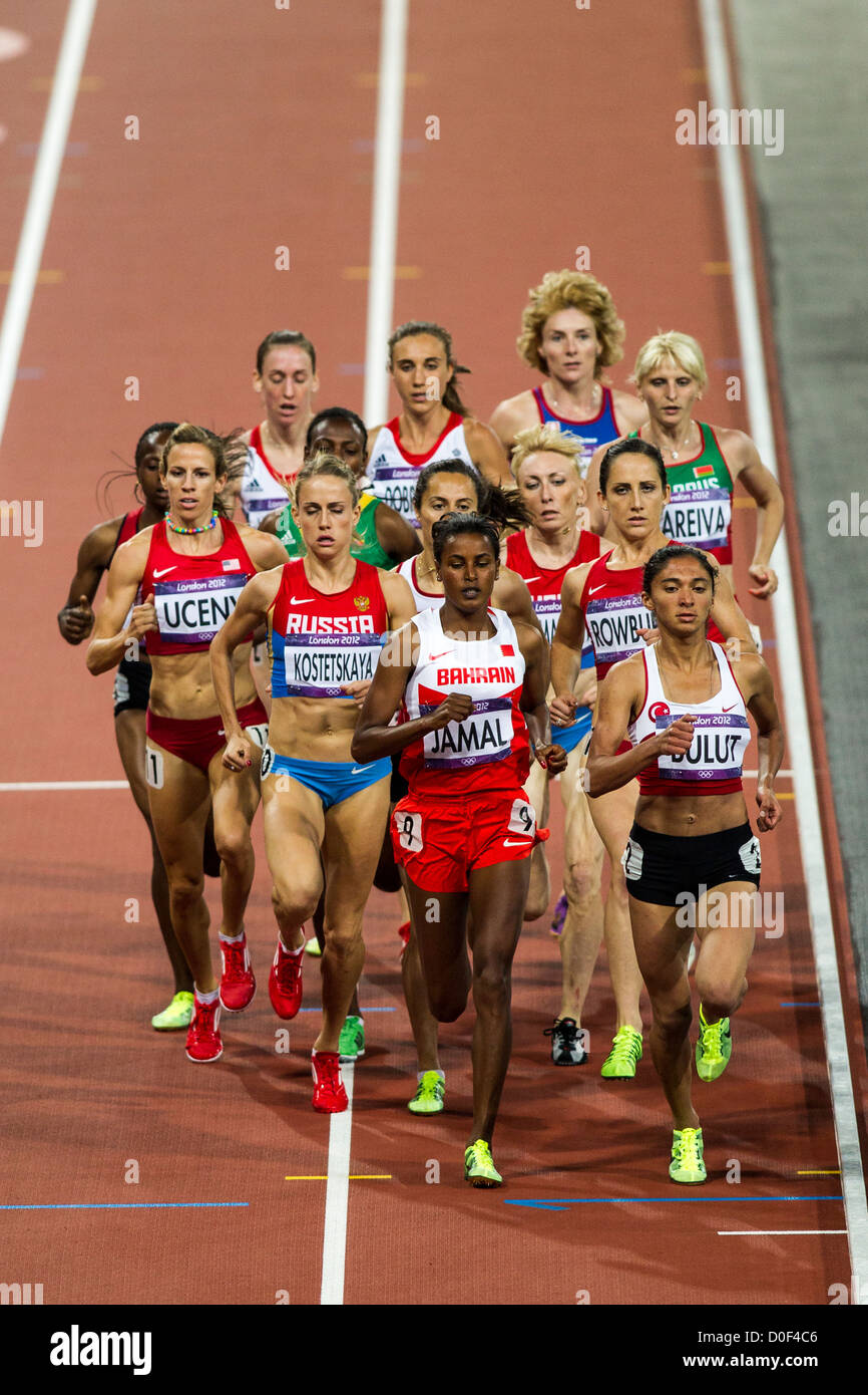 Maryam Yusuf Jamal (BRN) e Gamze Bulut (TUR) porta il pacco in campo femminile 1500m finale alla Olimpiadi estive, Londra Foto Stock