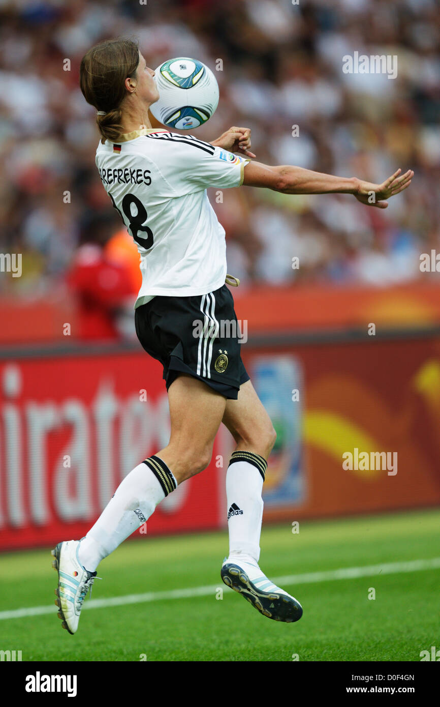 Kerstin Garefrekes della Germania porta la sfera verso il basso durante la partita di apertura del 2011 FIFA femminile di Coppa del Mondo di calcio Foto Stock