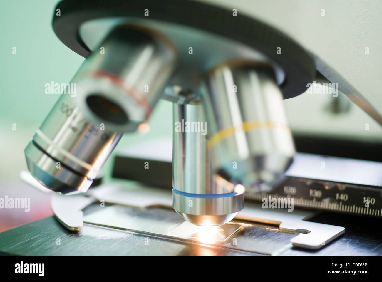 Microscopio di laboratorio; profondità di campo ridotta; concentrarsi sulla lente con striscia blu; Foto Stock