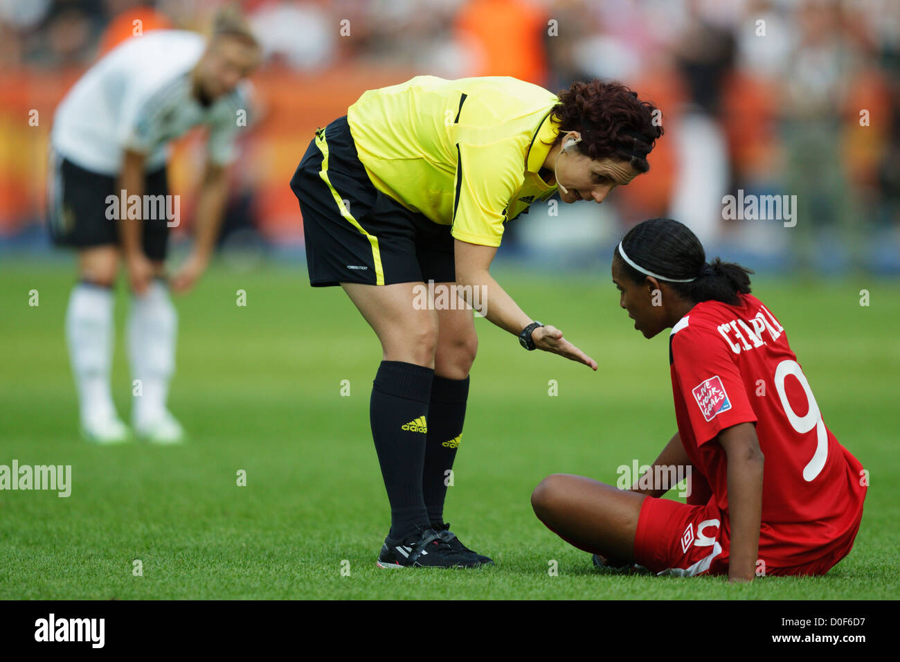 BERLINO - GIUGNO 26: L'arbitro Jacqui Melksham (AUS) incoraggia Candace Chapman del Canada a riprendere la partita di apertura del torneo di Coppa del mondo femminile FIFA tra Canada e Germania all'Olympiastadion il 26 giugno 2011 a Berlino, Germania. Solo per uso editoriale. Nessuna spinta all'utilizzo dei dispositivi mobili. Uso commerciale vietato. (Fotografia di Jonathan Paul Larsen / Diadem Images) Foto Stock