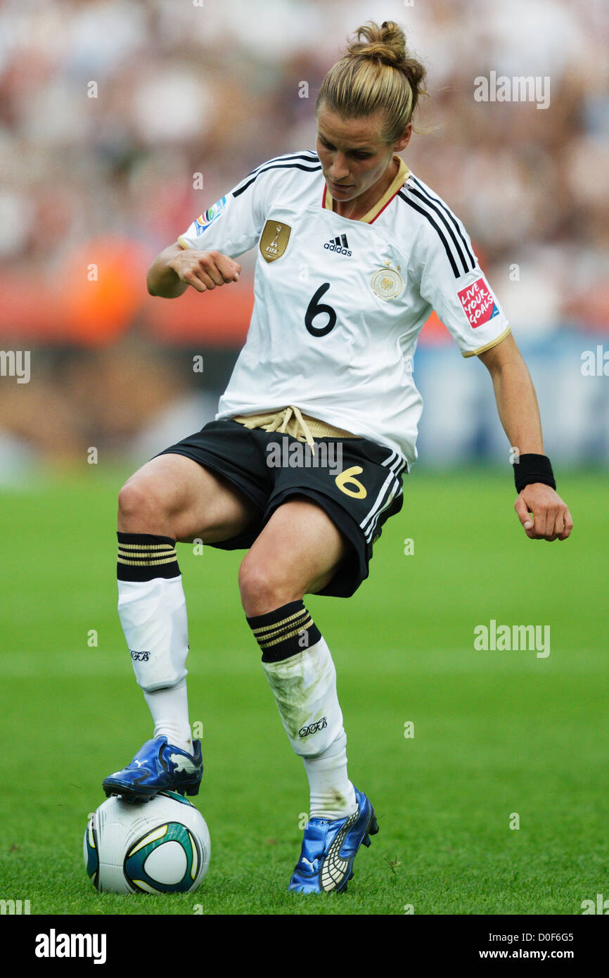 Simone Laudehr di Germania controlla la palla durante la partita di apertura della Coppa del Mondo Donne torneo di calcio contro il Canada. Foto Stock