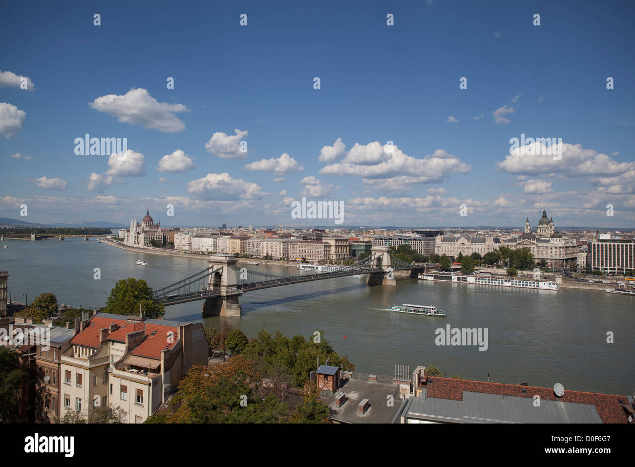 Vista su Budapest sul Danubio river bridge in una soleggiata giornata estiva in Ungheria Foto Stock