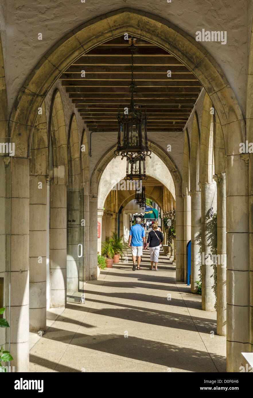 Arcade su Worth Avenue nel centro cittadino di Palm Beach, Treasure Coast, Florida, Stati Uniti d'America Foto Stock