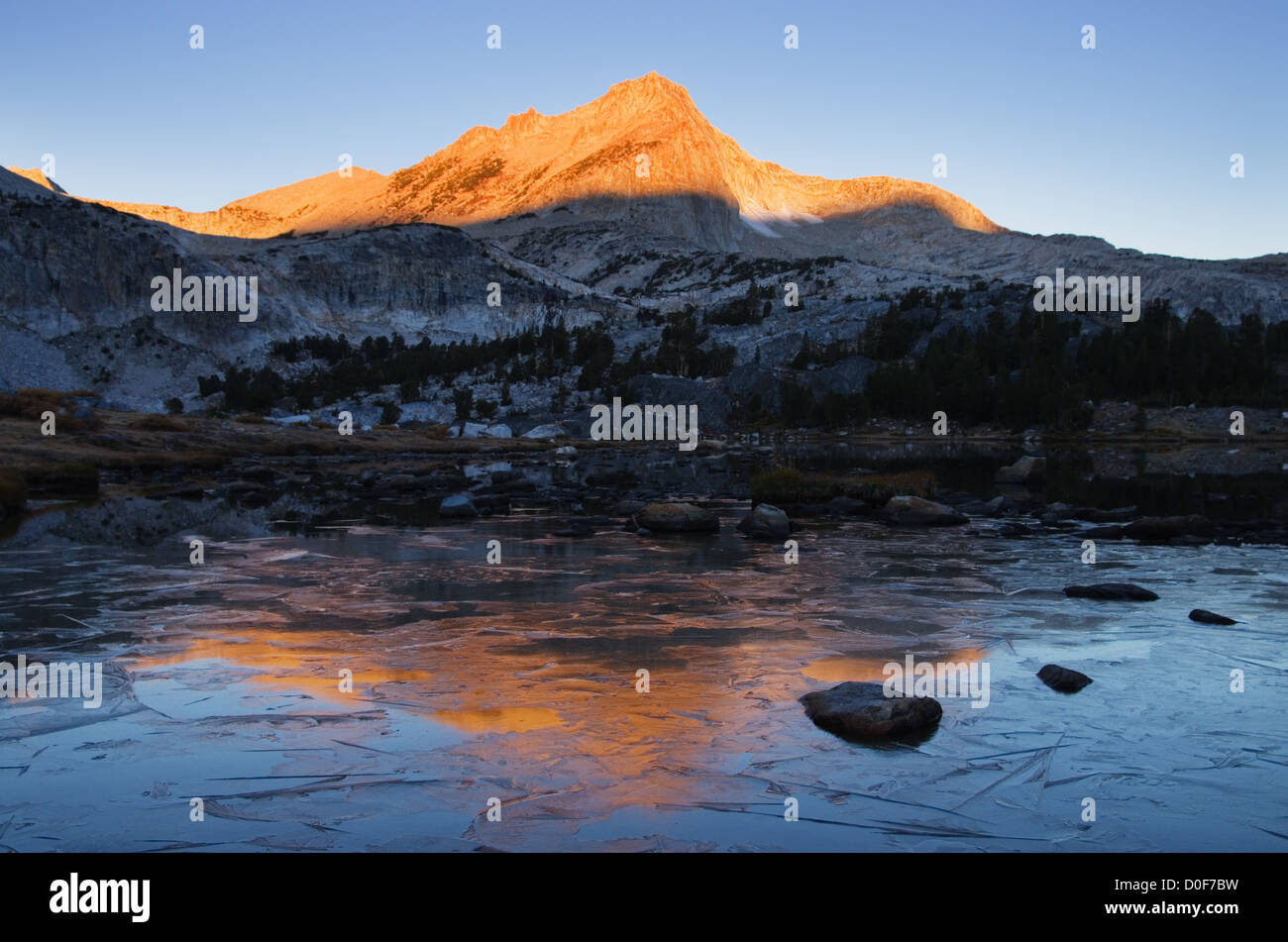 La riflessione di montagna del nord su superfici ghiacciate Greenstone Lago Foto Stock