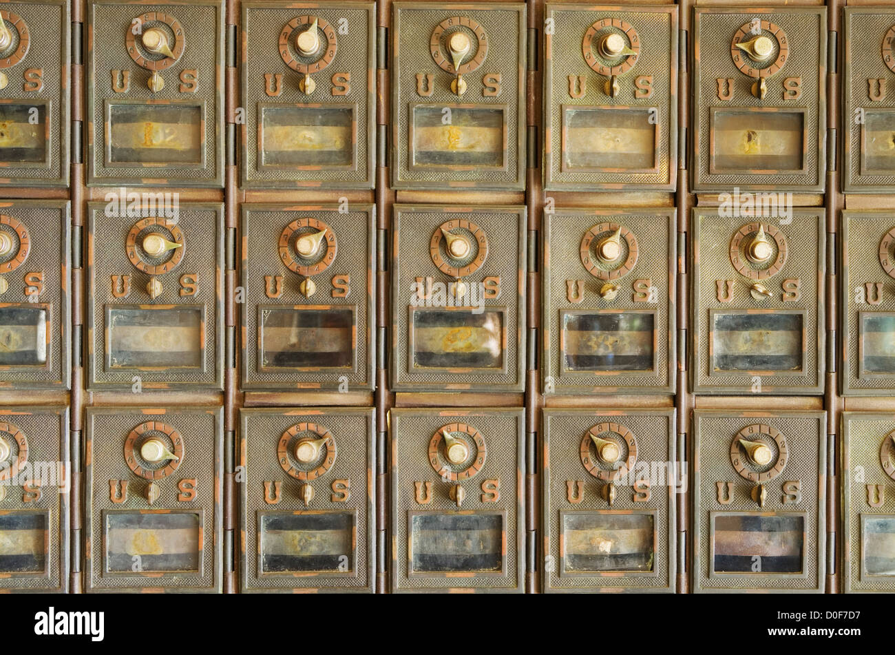 Ottone antico noi mail cassette postali della piccionaia con serrature a combinazione Foto Stock