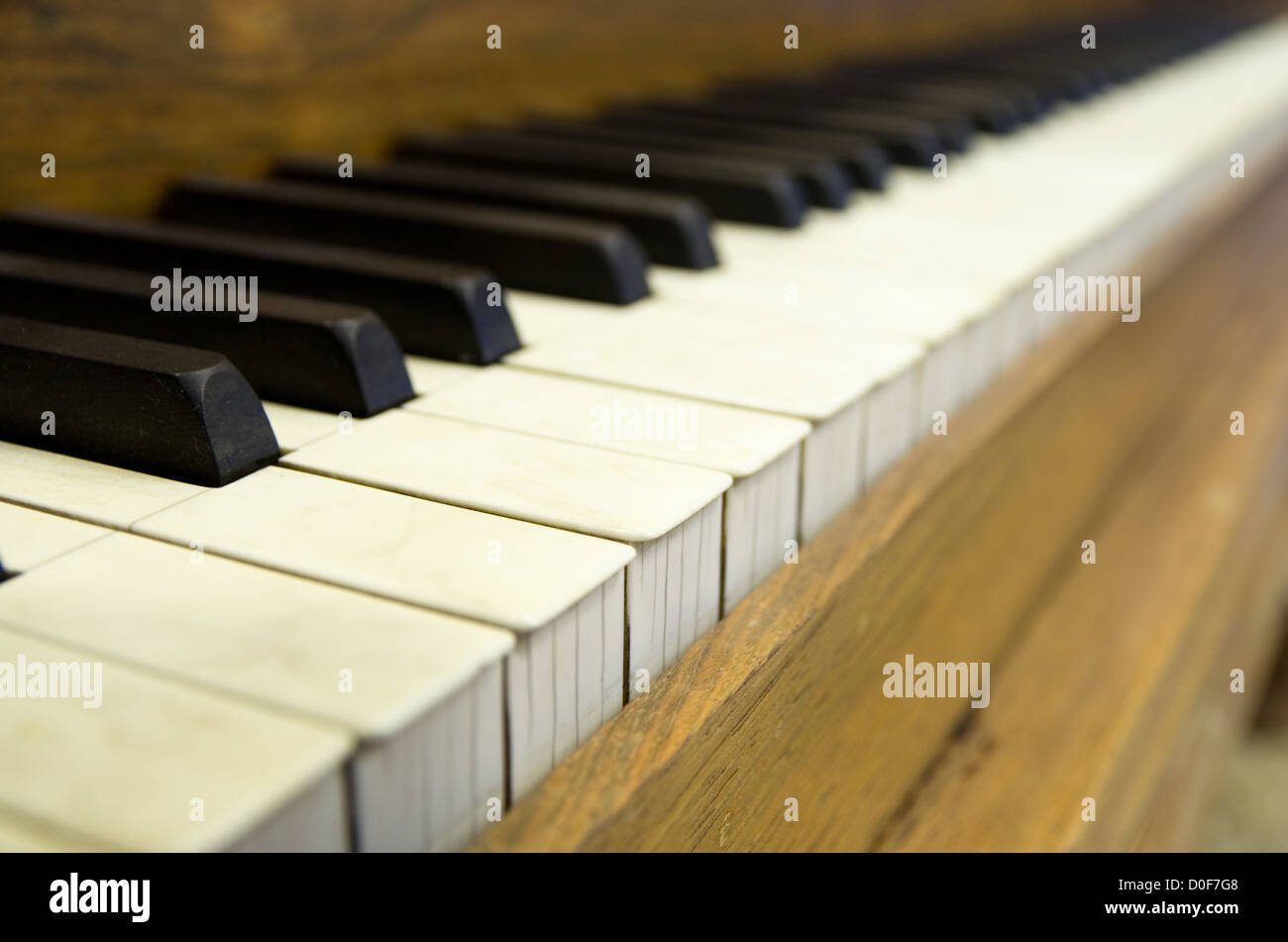 Chiudere l'immagine in prospettiva di vecchi tasti di pianoforte con profondità di campo Foto Stock