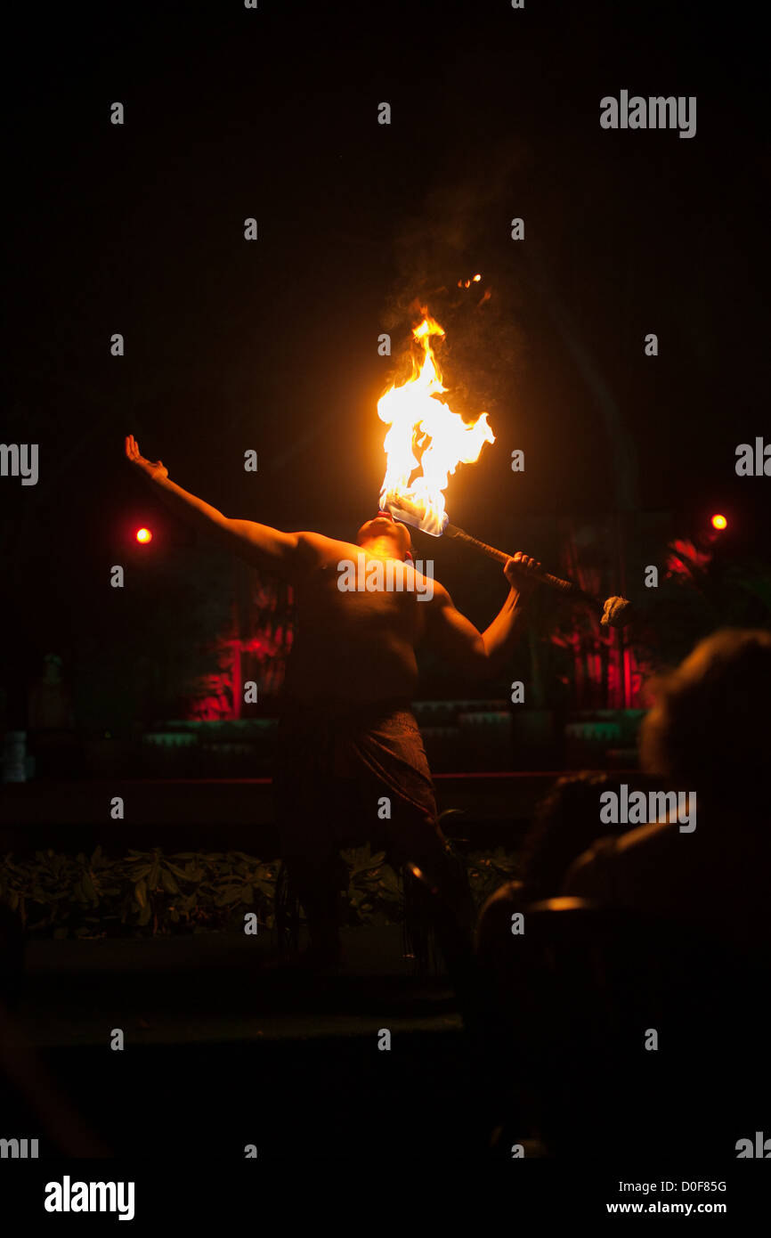 Fire sfiato in un Luau delle Hawaii che lambisce una torcia Foto Stock