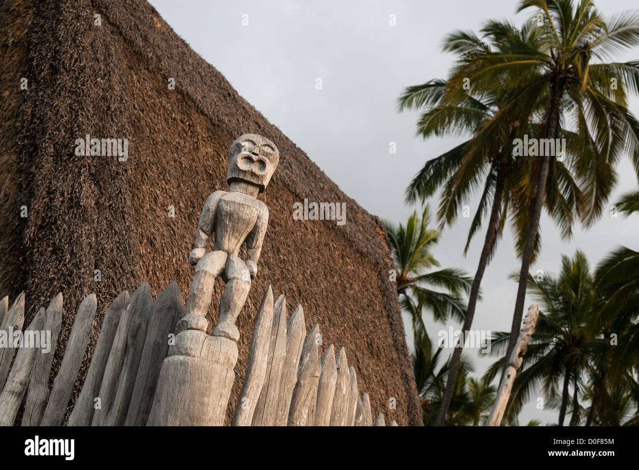 Legno scolpito tiki presso il luogo di rifugio (Pu'uhonua O Hōnaunau) sulla Big Island delle Hawaii Foto Stock