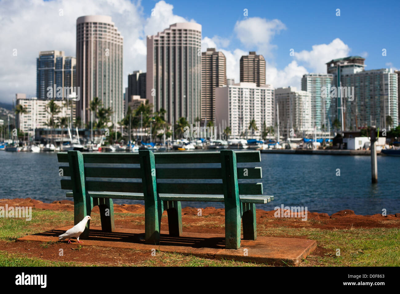 Una seduta rilassante sulla spiaggia hawaiana di Oahu Foto Stock