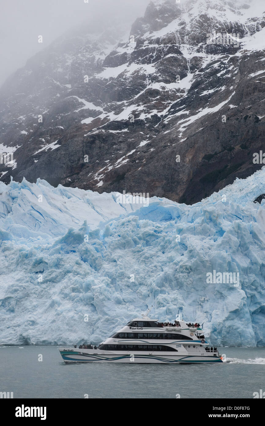 Un tour bout passa di fronte al ghiacciaio Perito Moreno vicino a Ushuaia, Argentina Foto Stock