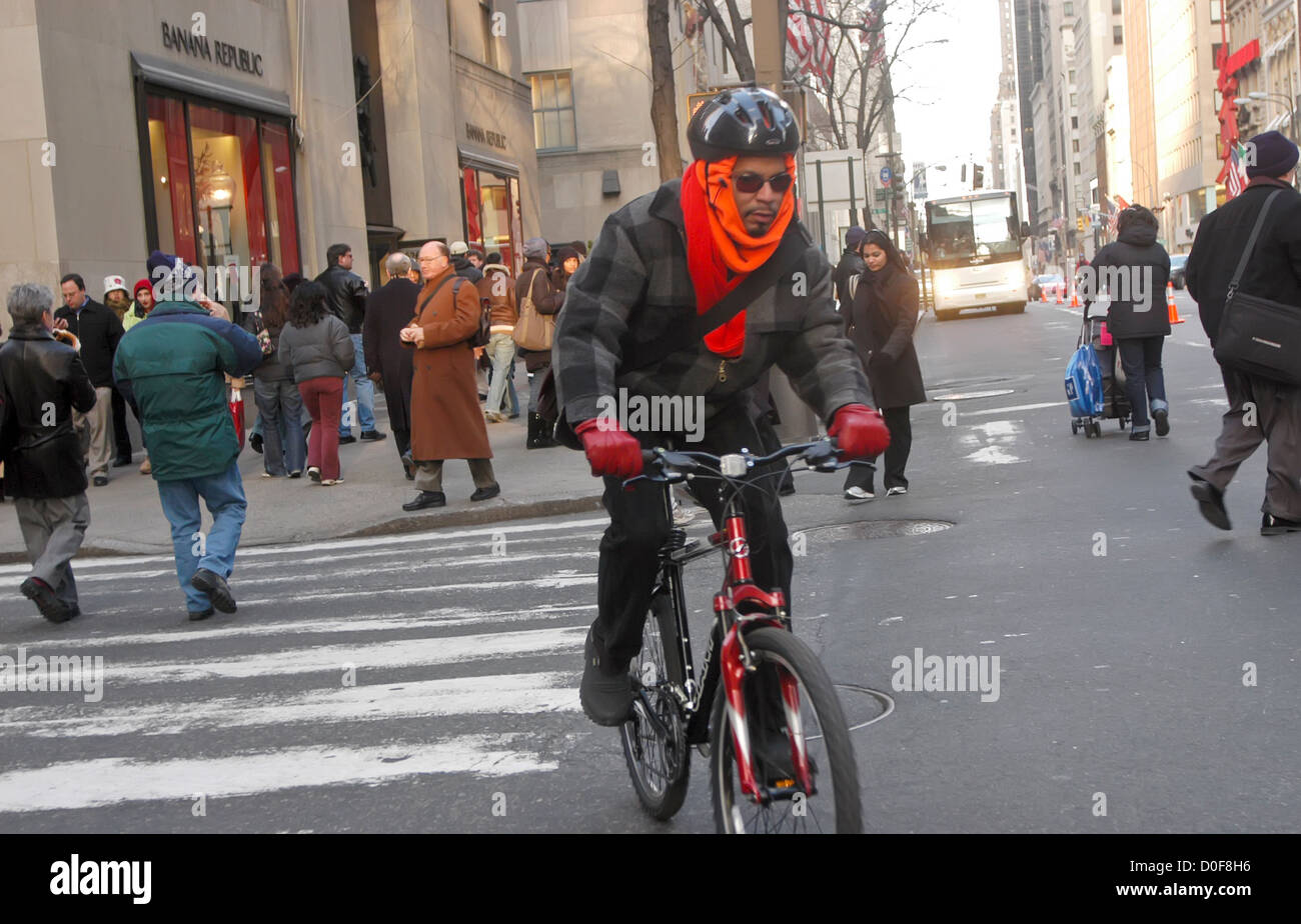 Di " commuters " Bicicletta su una desolata Fifth Avenue durante la seconda giornata della città di New York il transito di sciopero. Foto Stock
