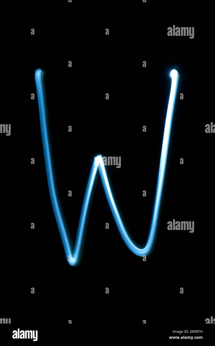 La lettera W dal naturale luce al neon. Foto Stock
