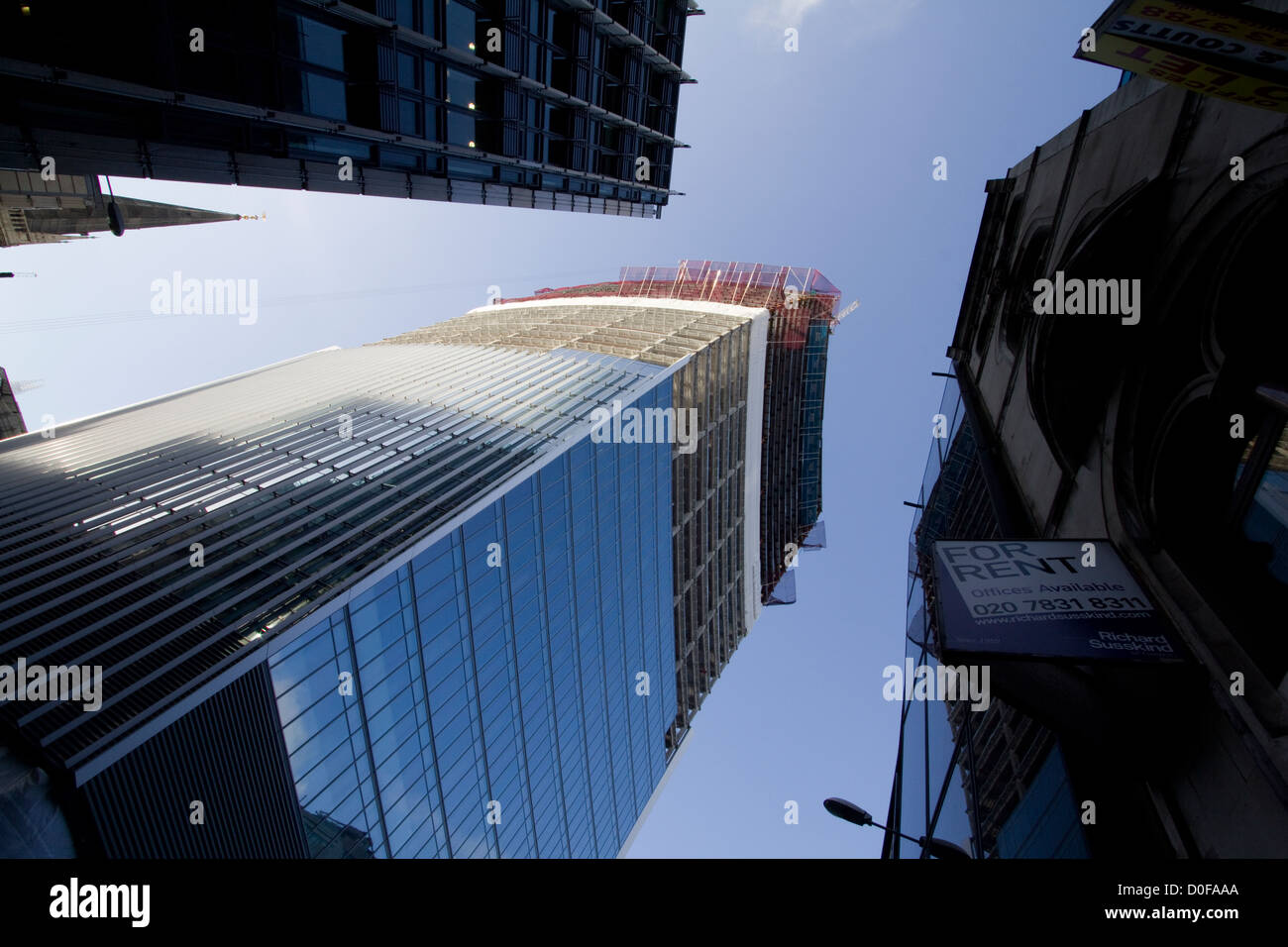 20 Fenchurch Street, noto come "Walkie-Talkie" o "The Pint", in costruzione su Fenchurch Street, Londra, un'aggiunta iconica allo skyline della città, notevole per il suo design distintivo e la moderna innovazione architettonica nel quartiere finanziario. Foto Stock