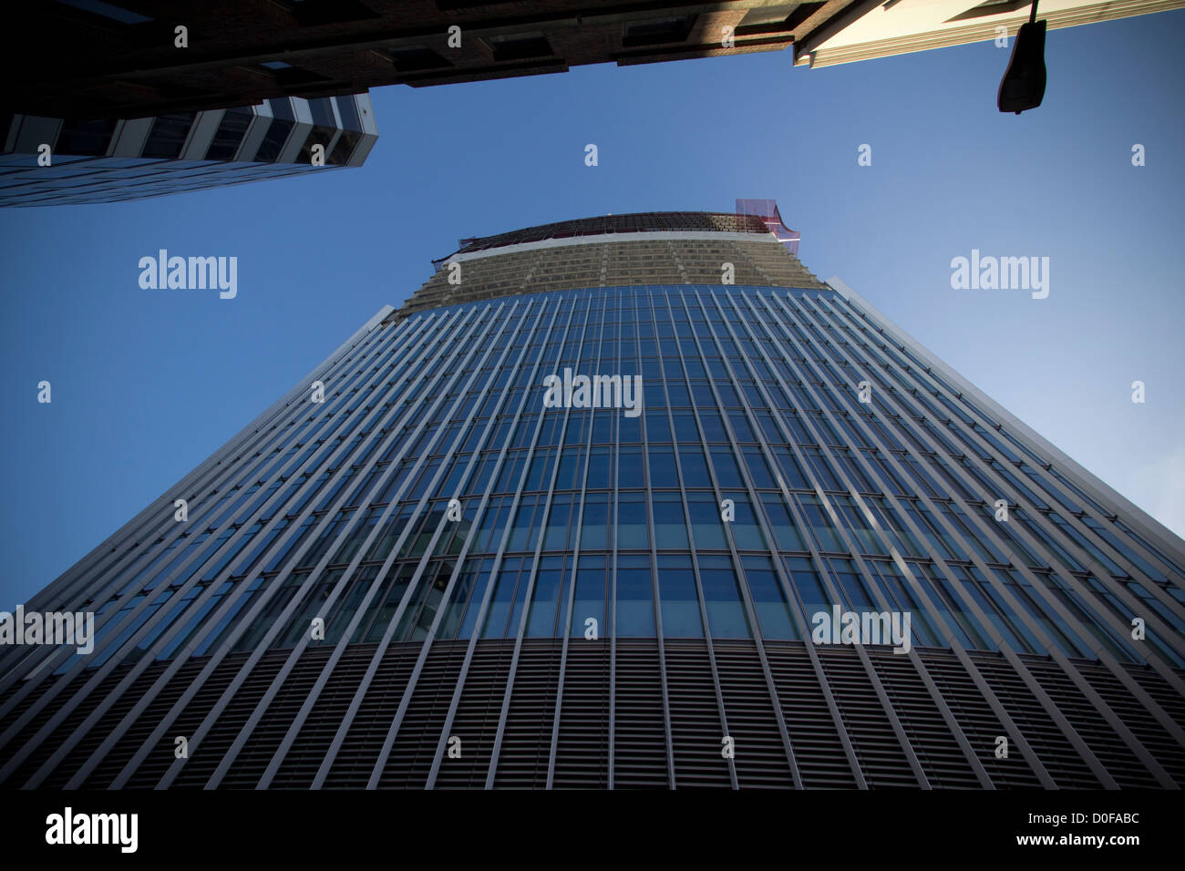 20 Fenchurch Street, noto come "Walkie-Talkie" o "The Pint", in costruzione su Fenchurch Street, Londra, un'aggiunta iconica allo skyline della città, notevole per il suo design distintivo e la moderna innovazione architettonica nel quartiere finanziario. Foto Stock