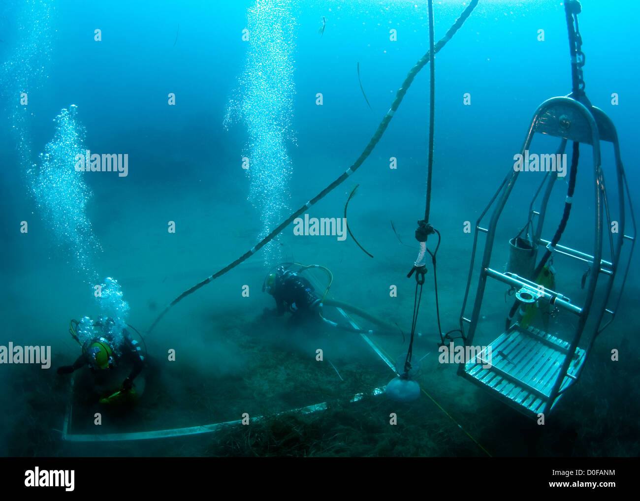 US Navy Divers operare una aspirazione dragare sistema durante un sottomarino di operazione di recupero in cerca di servizio mancante Soci Ottobre 6, 2012 nel Mare Mediterraneo. I subacquei condotta globale di ricerca, recupero e le operazioni di laboratorio per identificare gli Americani mancanti da conflitti del passato. Foto Stock