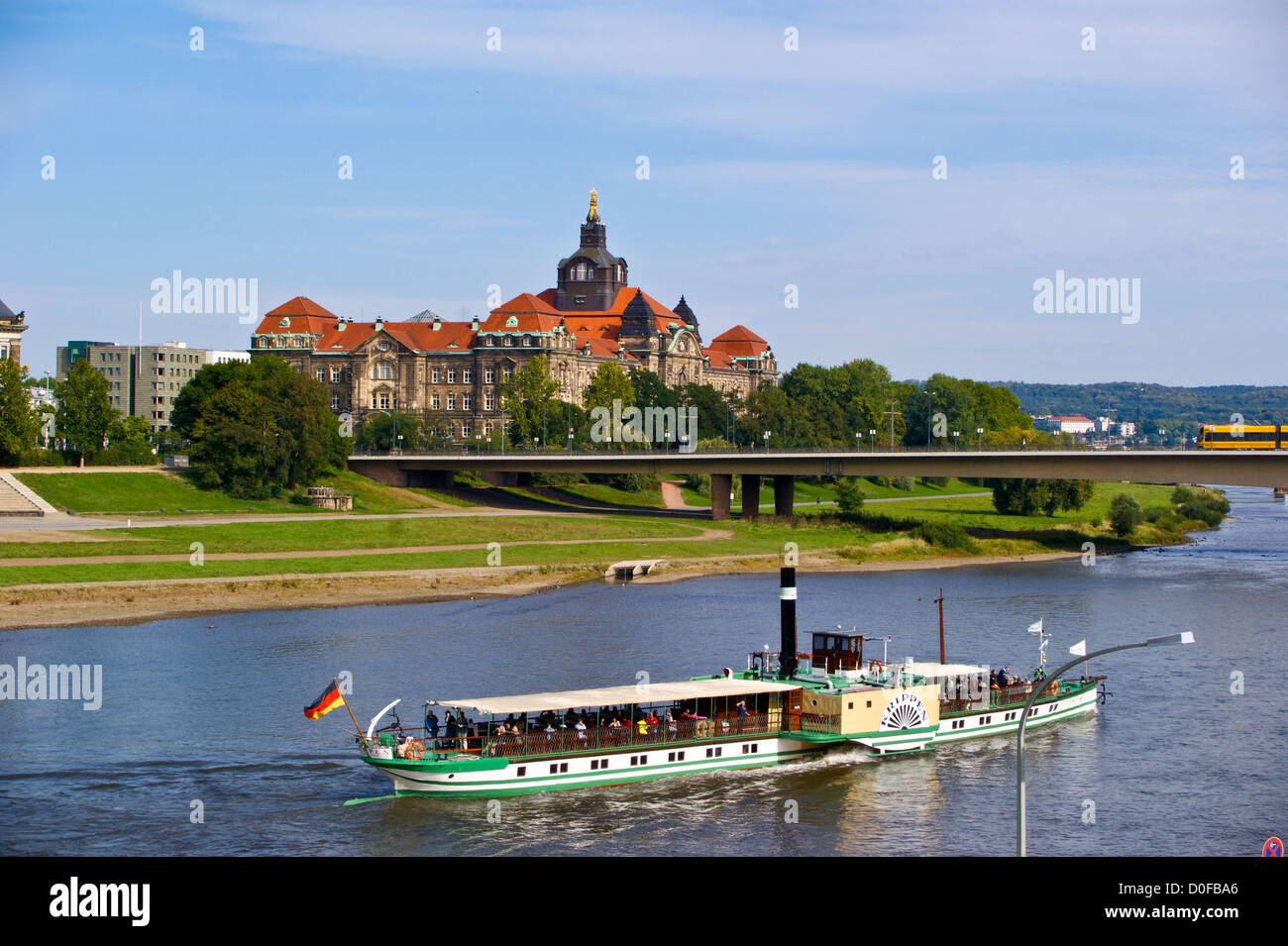 Japanisches Palais attraverso il fiume Elba, con una Weisse Flotte battello a vapore, Dresda, Sassonia, Sassonia, Germania Foto Stock