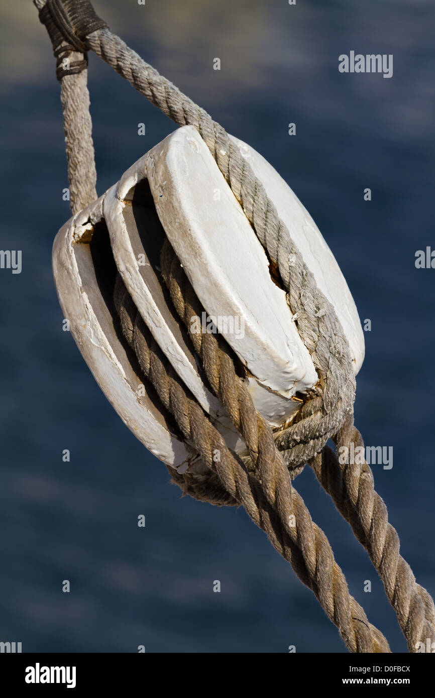 Barca a vela tensione della fune con la puleggia di pesca Foto Stock