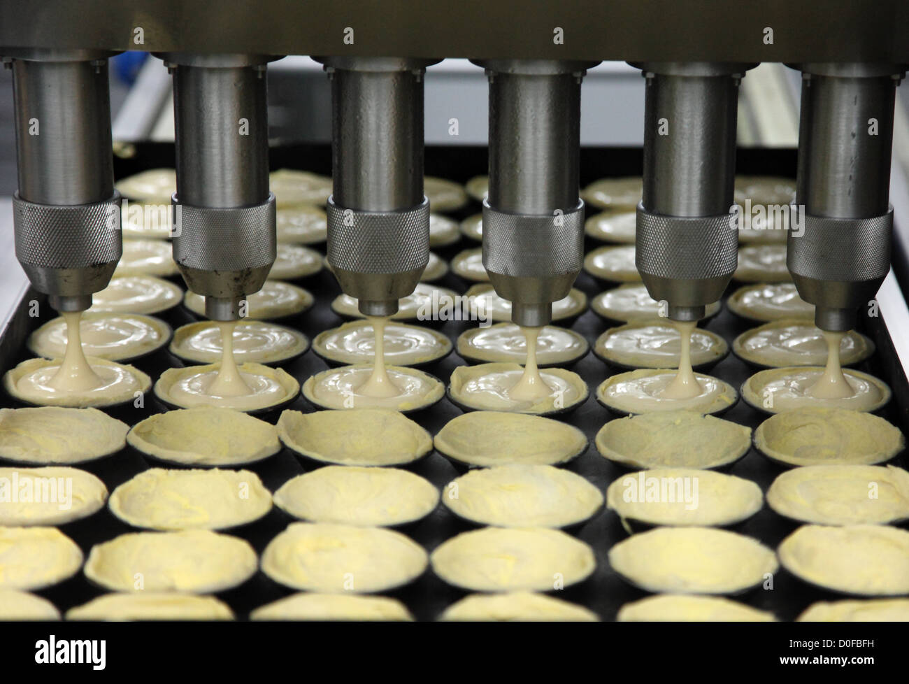 Il riempimento Pasteis de Belem, una portoghese tradizionale pasticceria crema pasticcera, in Belem cafe dove essi sono realizzati. Foto Stock