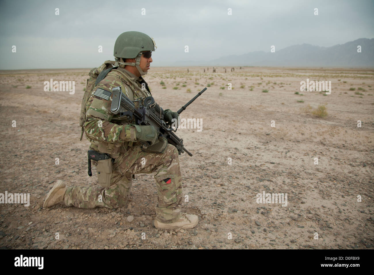 Un US Special Forces soldier fornisce la sicurezza durante un nazionale afghano di forza di sicurezza pattuglia led Ottobre 30, 2012 in Khak-E-Safed, provincia di Farah, Afghanistan. Forze afghane sono state prendendo il filo nelle operazioni di sicurezza con le forze della coalizione hanno come guide. Foto Stock