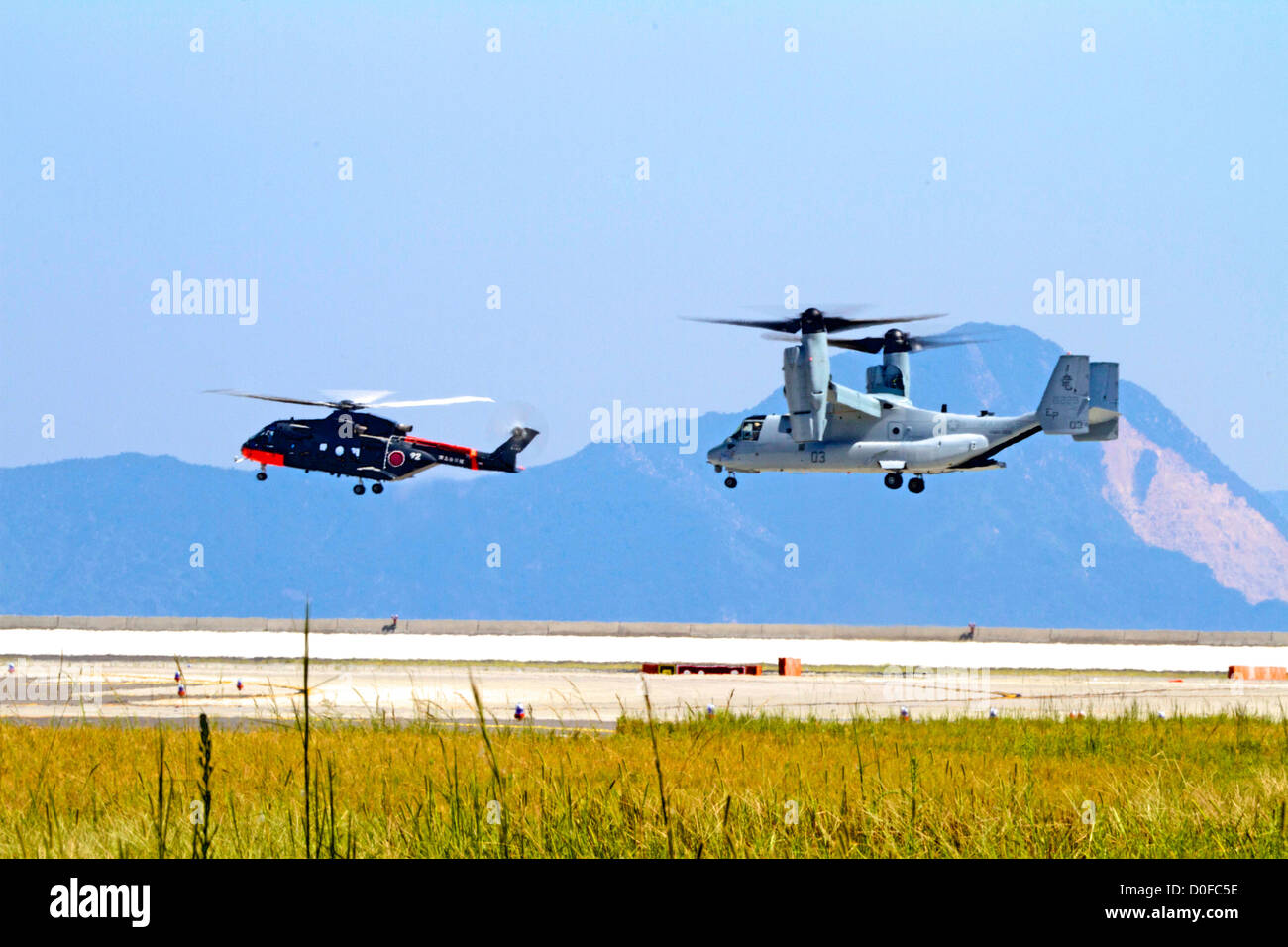 Marines americani volare MV-22 Osprey aerei Settembre 21, 2012 a Marine Corps Air Station Iwakuni, Giappone. Foto Stock