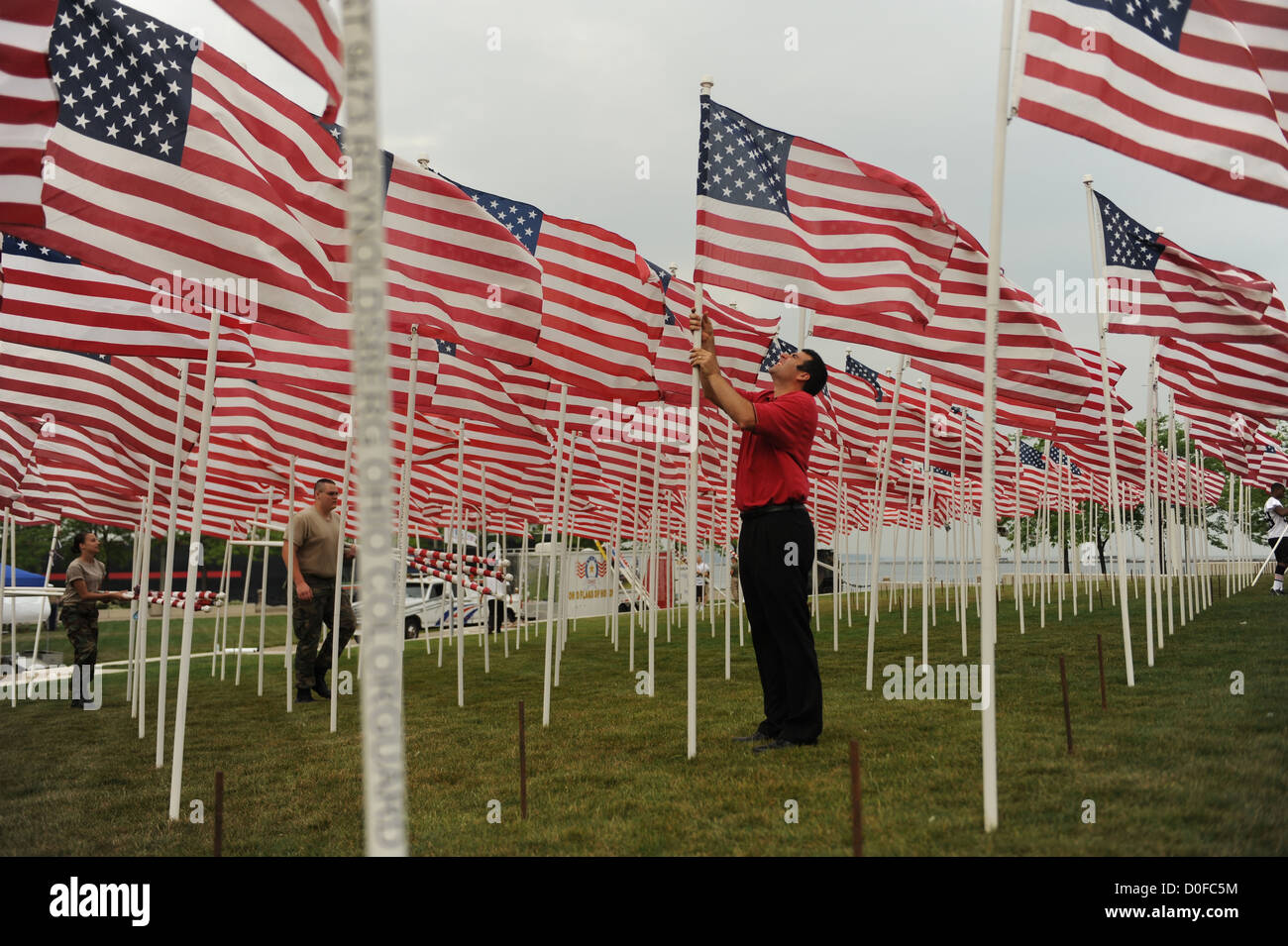 Volontari impostare le bandiere al memoriale di servizio Ohio membri uccisi durante operazioni Iraqi Freedom e Enduring Freedom Giugno 11, 2012 a Voinovich Park in Cleveland Ohio. Foto Stock