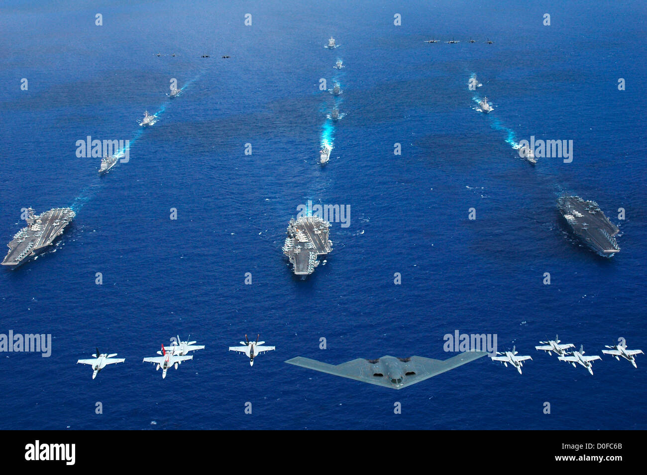 Una forza aerea bombardiere B-2 insieme con altri velivoli della Air Force, Navy e Marine Corps sorvolare la USS Kitty Hawk, USS Ronald Reagan e USS Abraham Lincoln portante gruppi sciopero durante l'esercizio Valiant scudo 18 giugno 2006 nell'Oceano Pacifico. Foto Stock