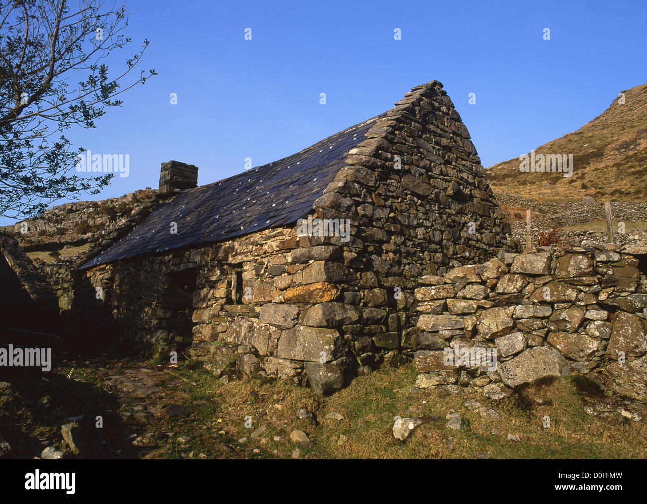 Tradizionale antica Welsh cottage in pietra (bwthyn) Vicino Arthog Gwynedd architettura vernacolare Parco Nazionale di Snowdonia Mid Wales UK Foto Stock