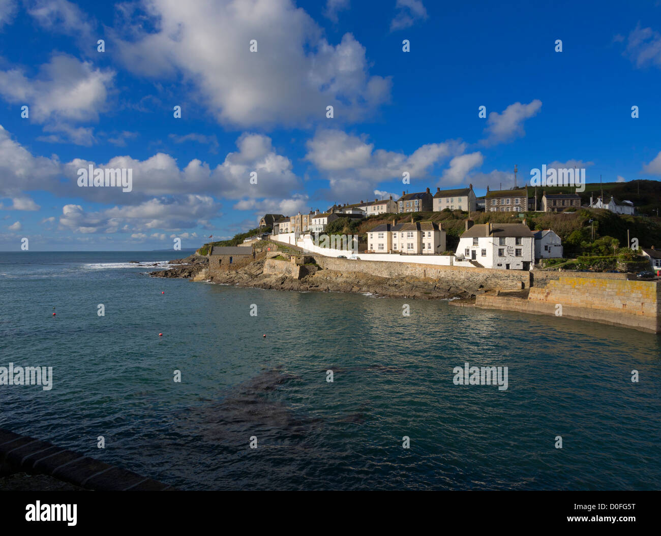 Il porto esterno, Porthleven, Cornwall. Il porto è stato completato nel 1825 per fornire un riparo per le navi catturate in caso di tempeste. Foto Stock