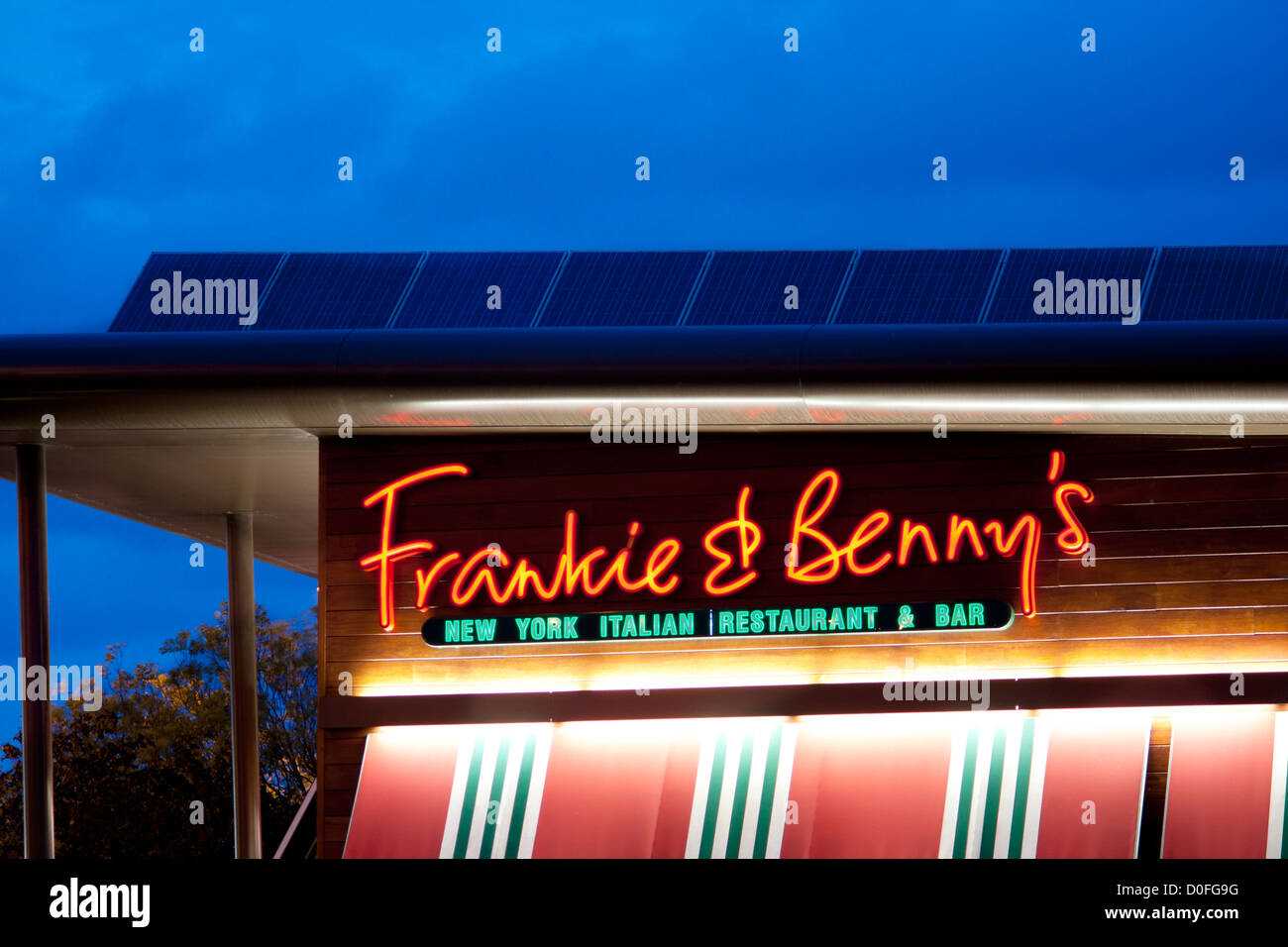 Frankie & Benny's esterno del ristorante e distiinctive neon rosso segno di notte / Crepuscolo / Crepuscolo Cardiff Wales UK Foto Stock
