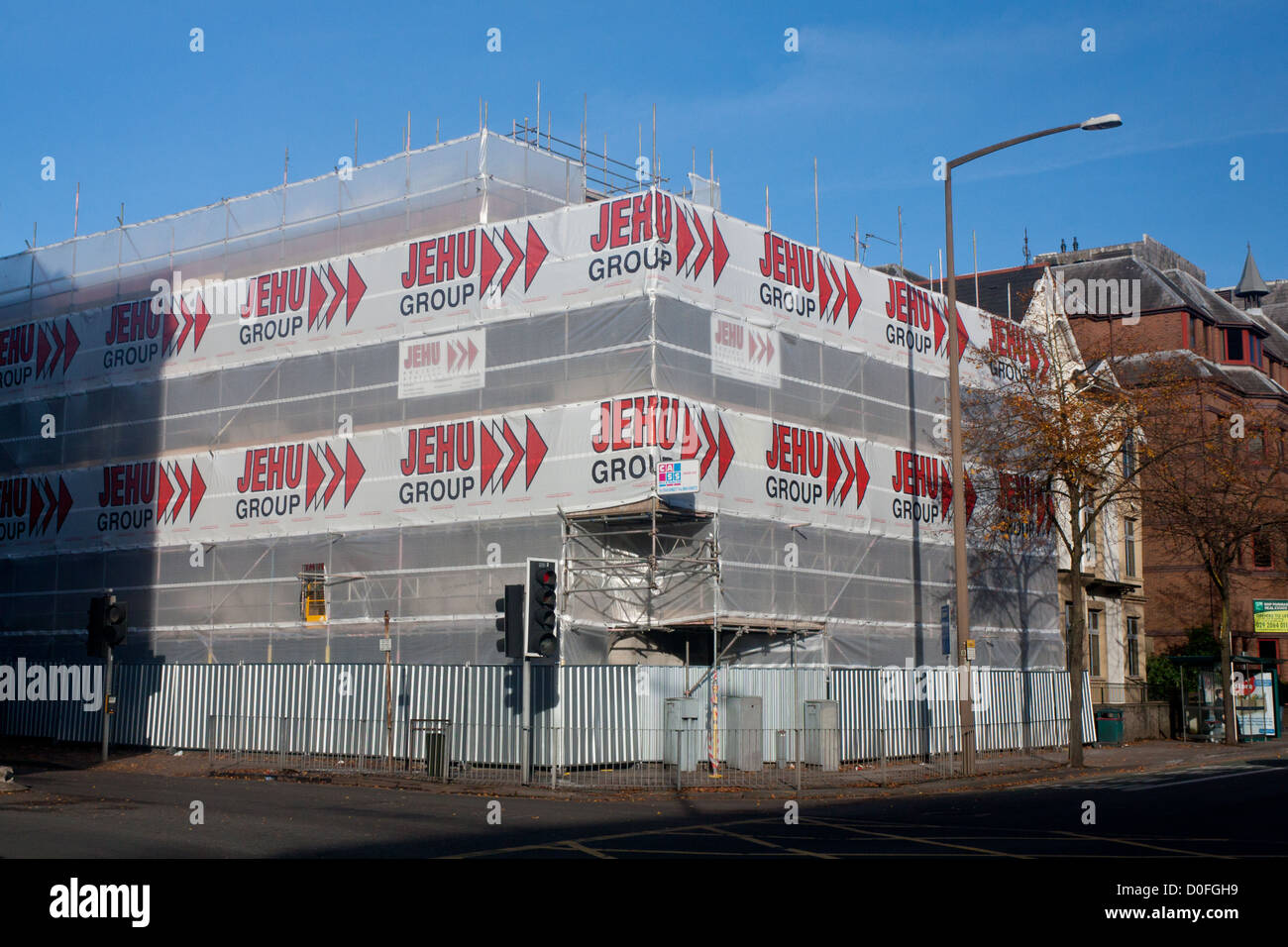 Ieu gruppo ponteggi e pacciamatura copertura di GMB union building Cardiff Wales UK Foto Stock