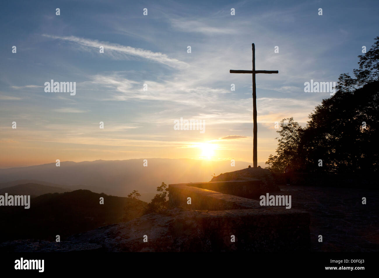 La Verna convento francescano croce di legno / crocifisso sulla cima della montagna al tramonto della Provincia di Arezzo Toscana Italia Foto Stock
