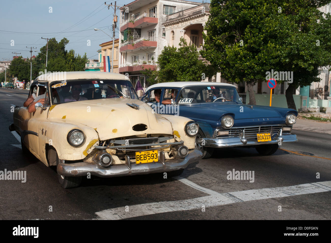 Le vecchie autovetture a l'Avana Foto Stock