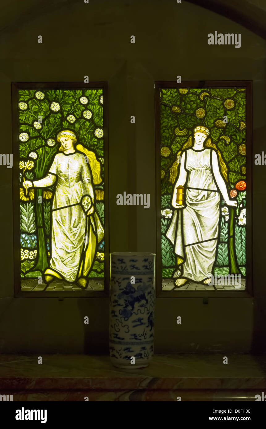 Le finestre di vetro macchiate da Charles E Kempe nel XIII secolo San Mungo la Chiesa in Simonburn, Northumberland, Inghilterra. Foto Stock Le finestre di vetro macchiate da Charles E Kempe nel XIII secolo San Mungo la Chiesa in Simonburn, Northumberland, Inghilterra. Foto Stock