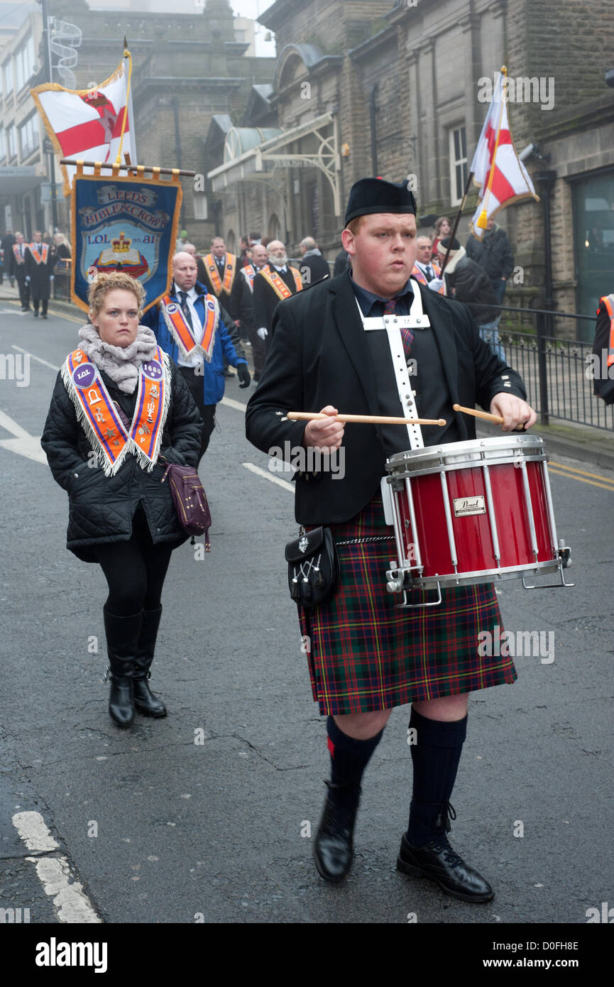 Harrogate, nello Yorkshire, Regno Unito. Il 24 novembre 2012. Un batterista con l'ordine d'orange marche attraverso la città termale di Harrogate per la prima volta Foto Stock