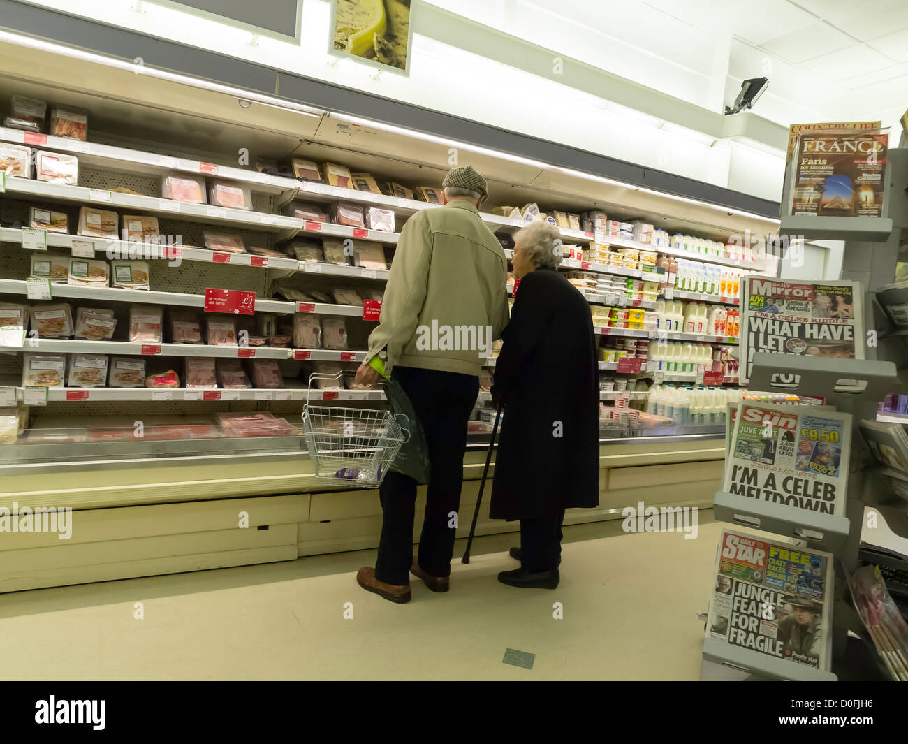 Anziano uomo e donna shopping presso un Marks & Spencer supermercato display deli Foto Stock