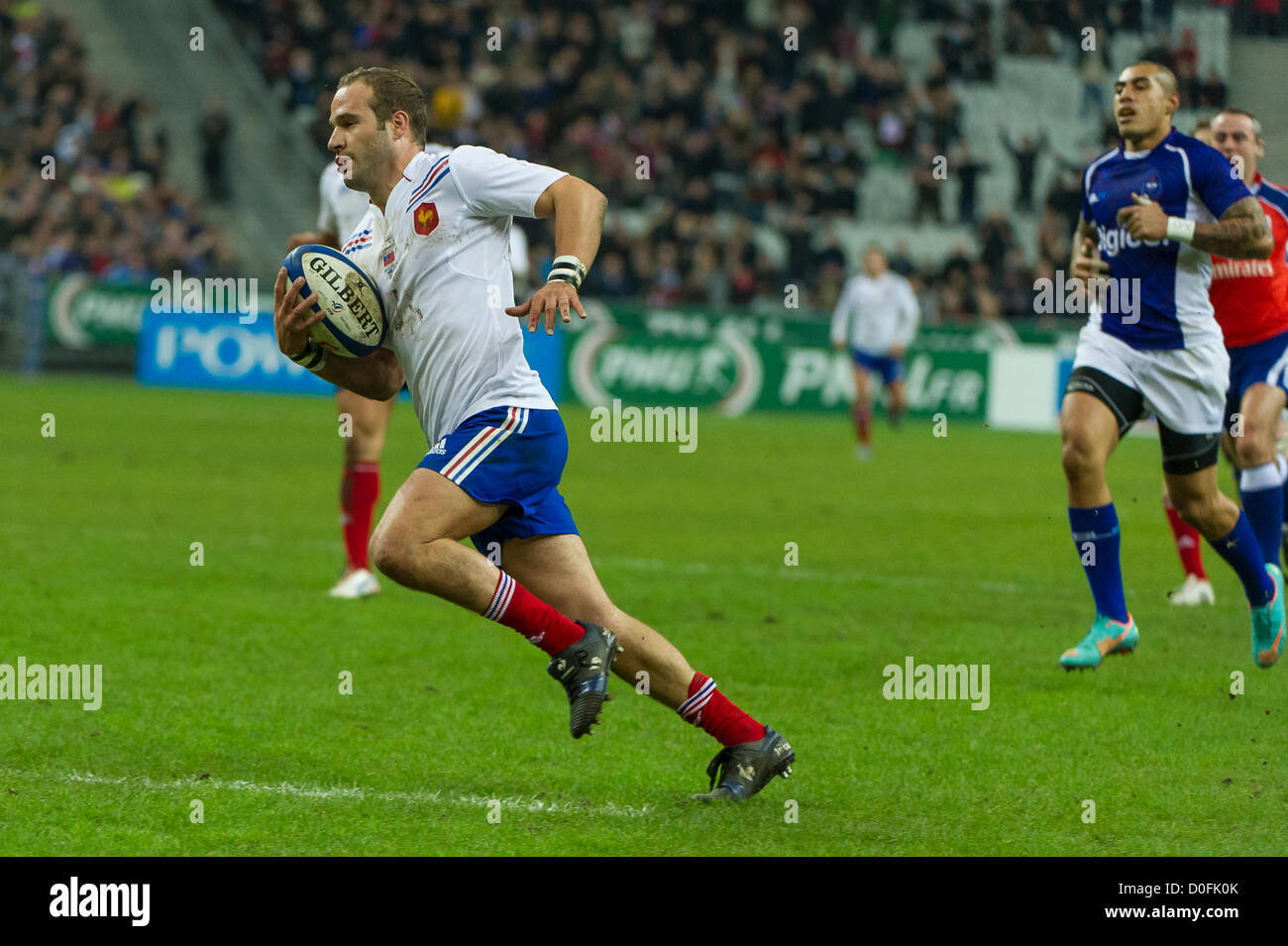 2012-11-24. Saint Denis (Francia). Rugby test match in Francia (22) vs Samoa (14). Frédéric Michalak (Francia) cerca. Foto Frédéric Augendre Foto Stock