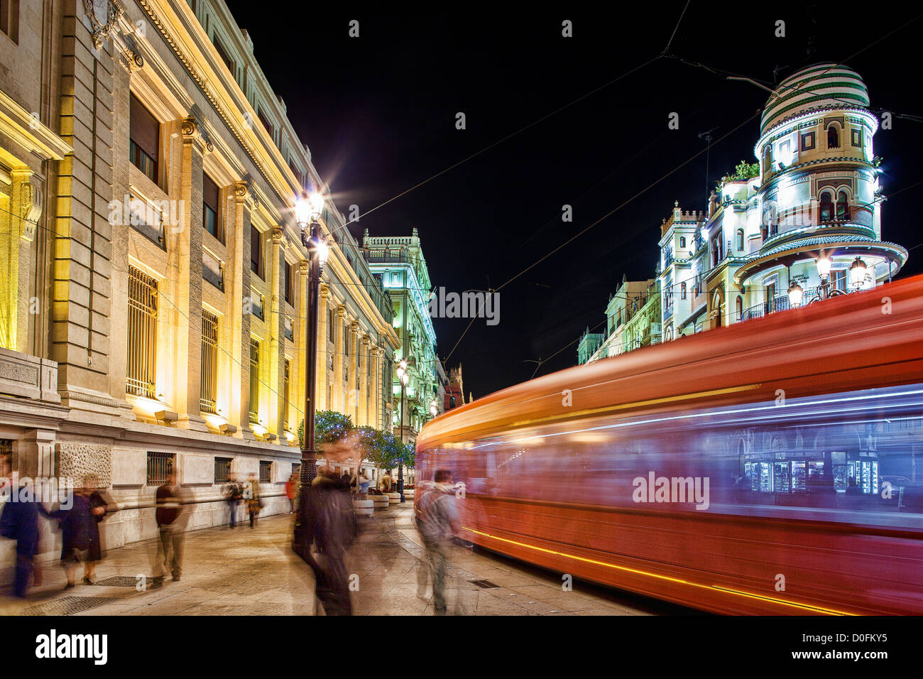 Il tram di notte su Constitution Avenue, Siviglia, Spagna Foto Stock