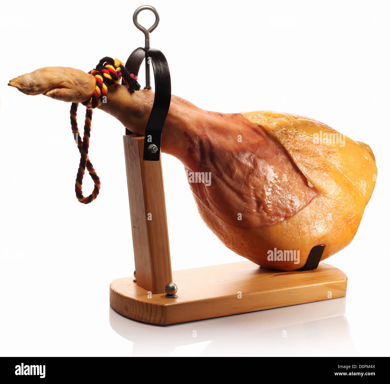 Prosciutto su una tavola di legno su uno sfondo bianco. Foto Stock