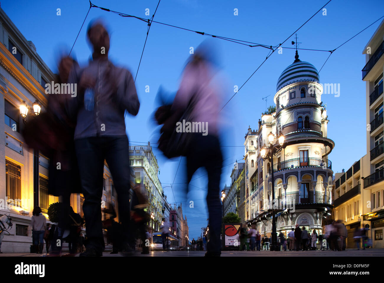 Pedoni su Constitution Avenue, Siviglia, Spagna Foto Stock