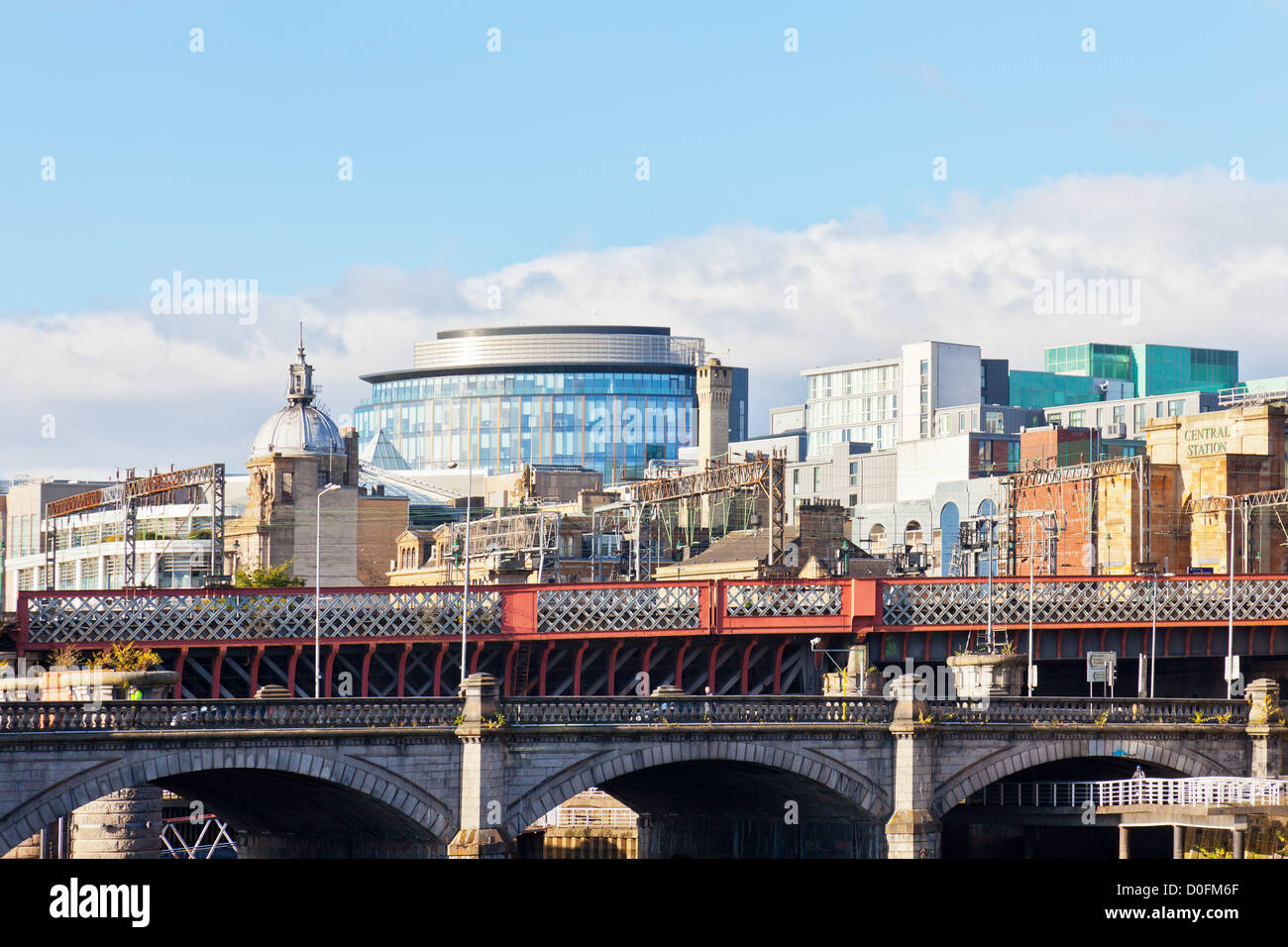 Vista di Glasgow's International Financial Services District (IFSD) passato George V bridge e la Caledonian ponte ferroviario. Foto Stock