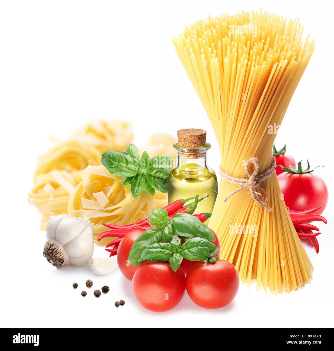 Spaghetti di pasta, verdure, spezie e olio. Isolato su uno sfondo bianco. Foto Stock