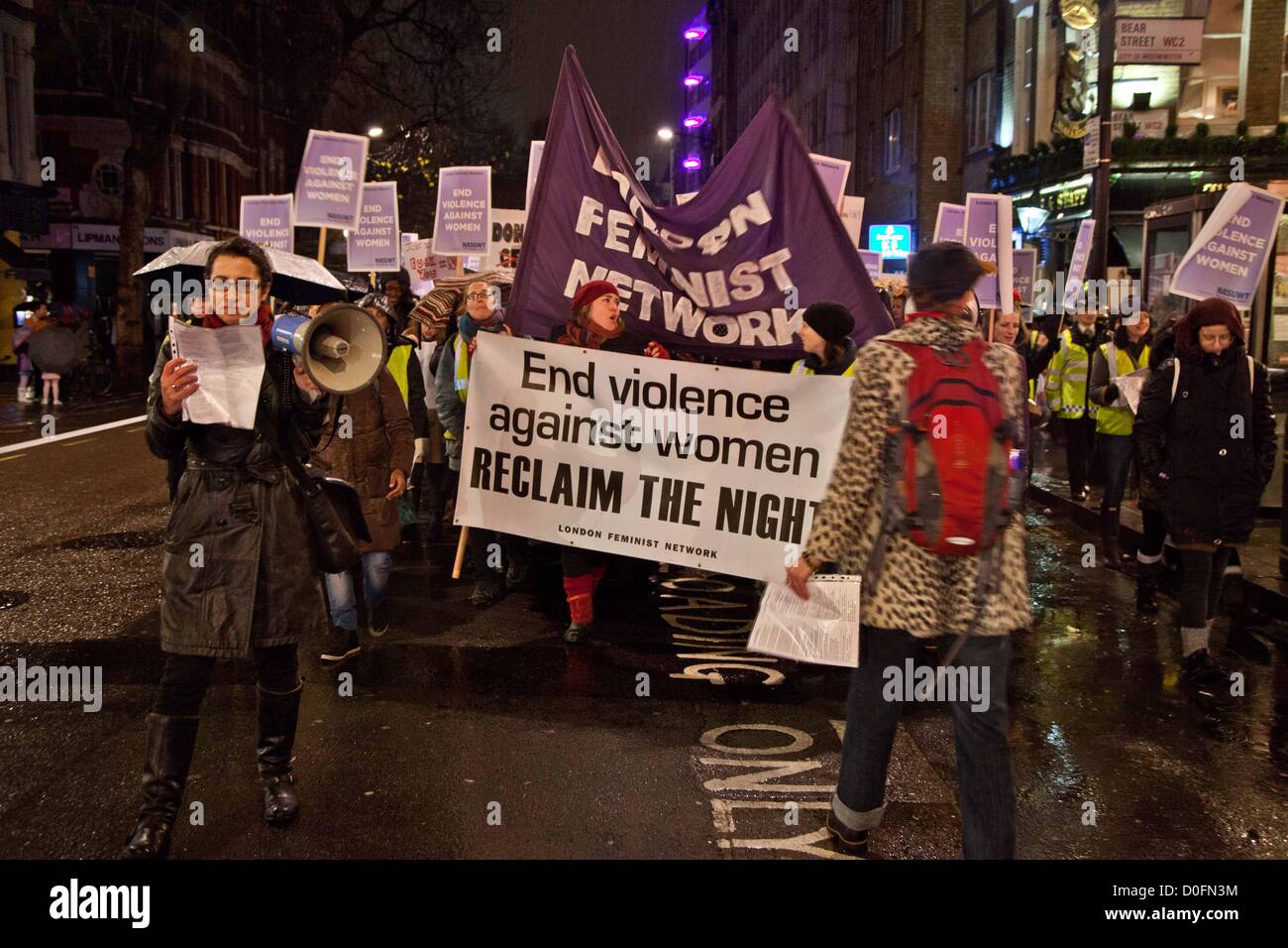 Londra, Regno Unito. 24 novembre 2012 annuale di donne solo marzo "recuperare la notte" ha avuto luogo con una grande affluenza alle urne, nonostante la pioggia a Londra. La marcia organizzata dalla London rete femminista è contro lo stupro e di tutte le forme di violenza maschile contro le donne. Foto Stock